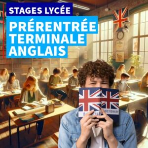 Élèves de Terminale en pleine session de prérentrée d'anglais à Ipécom Paris, dans une salle de classe décorée de drapeaux britanniques, avec un étudiant souriant tenant un dictionnaire anglais.