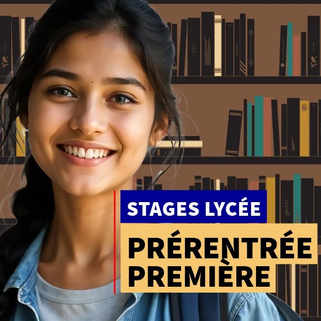 Lycéenne souriante participant à un stage de prérentrée en Première à Ipécom Paris, entourée d'une bibliothèque en arrière-plan