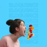 Portrait expressif d’une jeune femme criant des fleurs colorées, sur fond bleu avec le mot “ELOQUENCE” répété – illustration symbolique du concours d’éloquence à Ipécom Paris