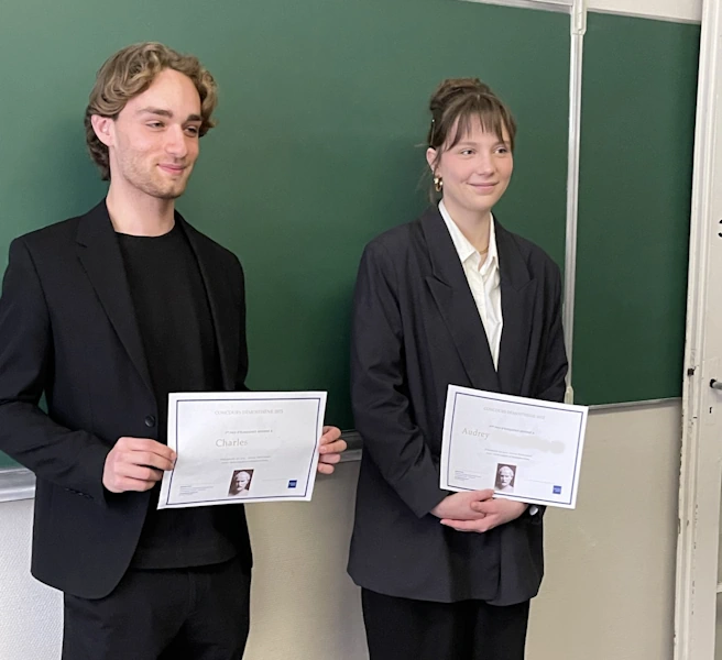 Charles et Audrey, lauréats du concours d’éloquence, tenant leur diplôme à Ipécom Paris.