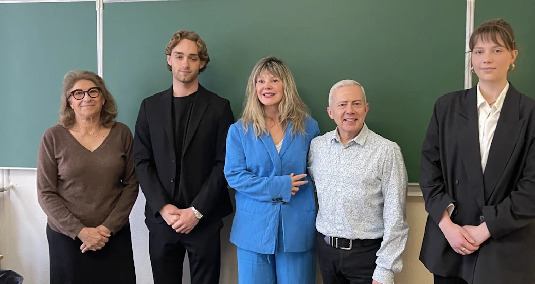 Photo de groupe avec le jury et les lauréats.