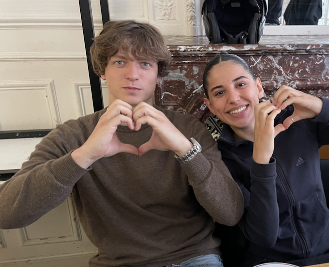 Élèves formant un cœur avec les mains.