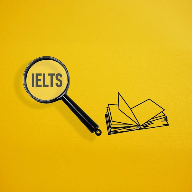 Loupe sur le mot IELTS et livre ouvert sur fond jaune symbolisant la préparation et la lecture