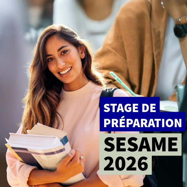 Étudiante souriante tenant des livres – Stage de préparation Concours Sésame 2026 à Ipécom Paris
