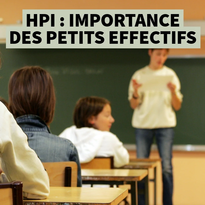 Élèves en classe avec effectifs réduits, illustration de l’importance des petits groupes pour les collégiens à haut potentiel (HPI).