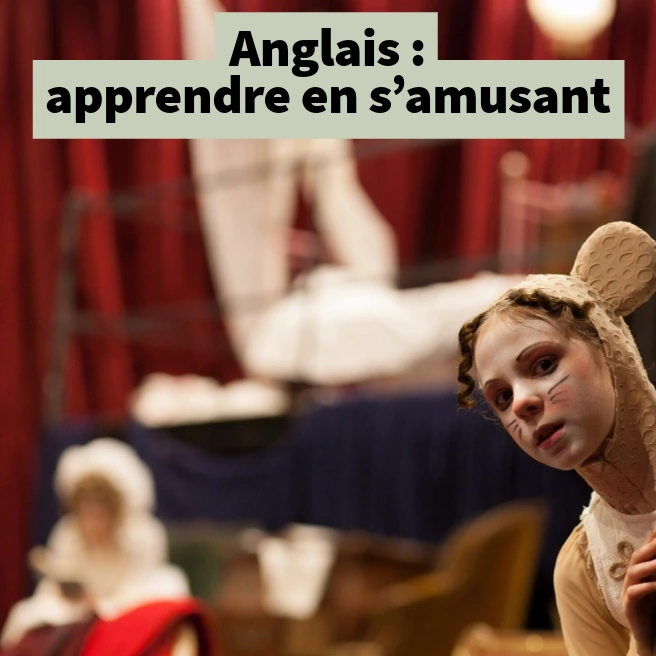 Élève participant à un atelier de théâtre en anglais au Collège Ipécom Paris, illustrant l’apprentissage ludique des langues.