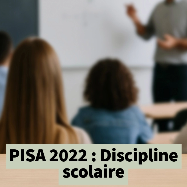 Élèves assis face au tableau dans une salle de classe, illustrant la question de la discipline scolaire mise en lumière par PISA 2022
