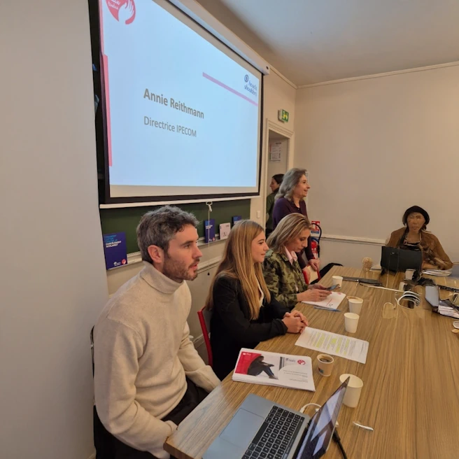 Table des intervenants lors de la conférence nationale sur le harcèlement scolaire à Ipécom Paris