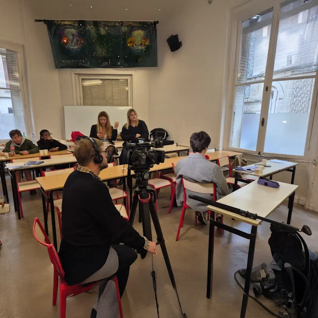Un élève d’Ipécom Paris filmé de dos pendant une interview à la conférence nationale contre le harcèlement scolaire