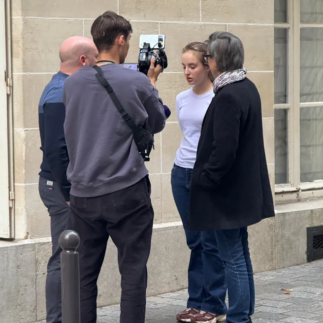 Élève d’Ipécom Paris en interview avec une équipe de télévision pendant la Journée nationale de lutte contre le harcèlement scolaire