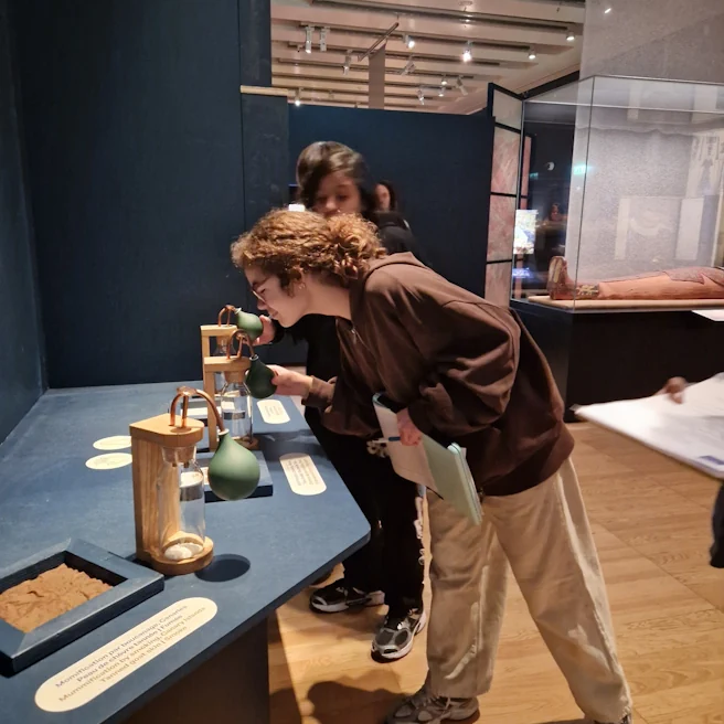 Élève d’Ipécom Paris testant des dispositifs olfactifs lors de l’exposition Momies au Musée de l’Homme
