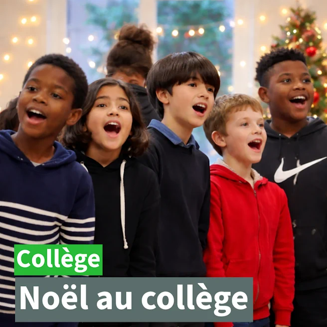 Élèves du collège Ipécom Paris chantant en anglais lors d’une activité pédagogique de Noël en classe