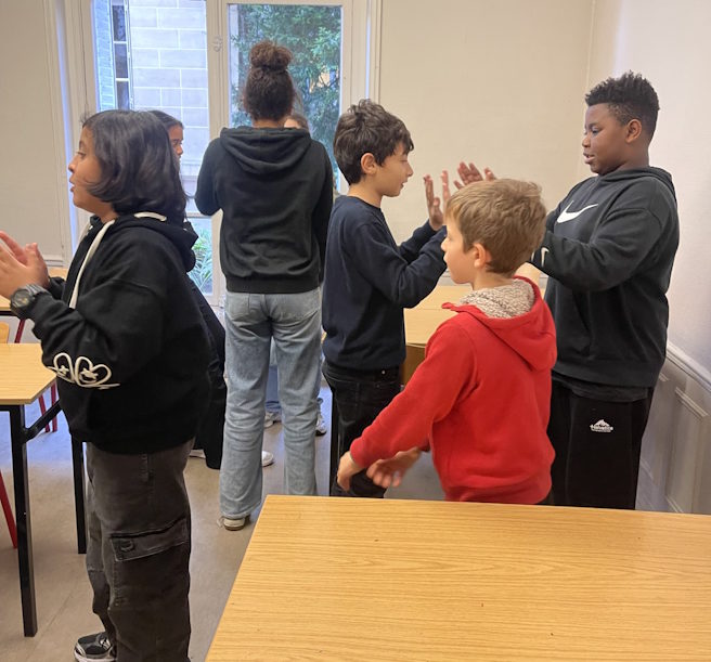 Élèves du collège Ipécom Paris chantant un chant de Noël en anglais lors d’une activité pédagogique