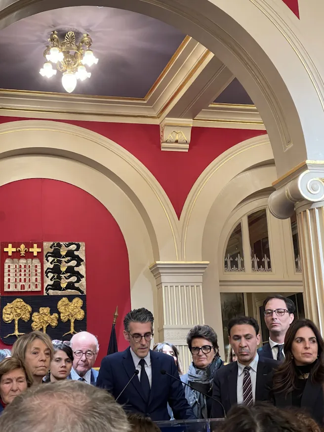 Discours du Maire Jérémy Redler entouré des élus et acteurs locaux lors des vœux aux forces vives du 16ᵉ arrondissement.