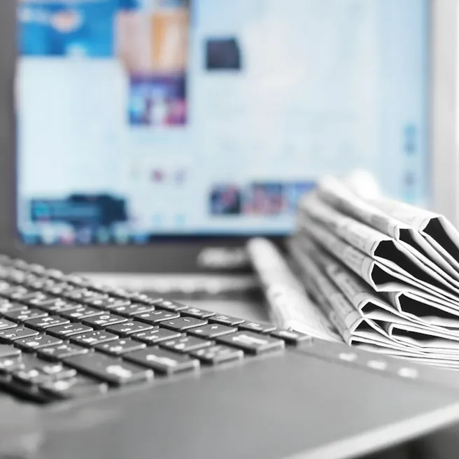 Clavier d’ordinateur et journaux illustrant un article de presse sur Ipécom Paris