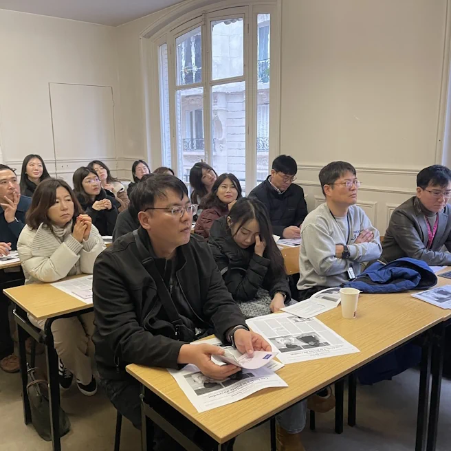 Délégation du Seoul Metropolitan Office of Education assistant à une présentation pédagogique à Ipécom Paris