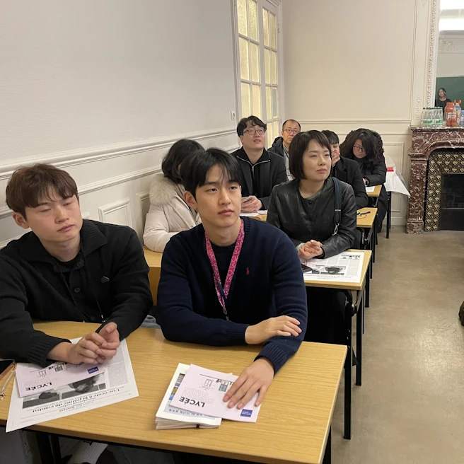 Membres de la délégation de Séoul assistant à une présentation en classe à Ipécom Paris.