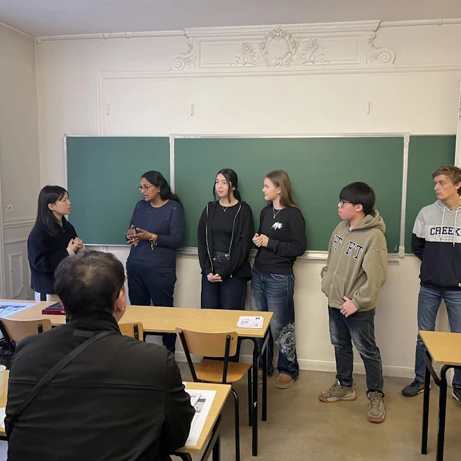 Élèves d’Ipécom Paris présentant leur expérience devant la délégation de Séoul.