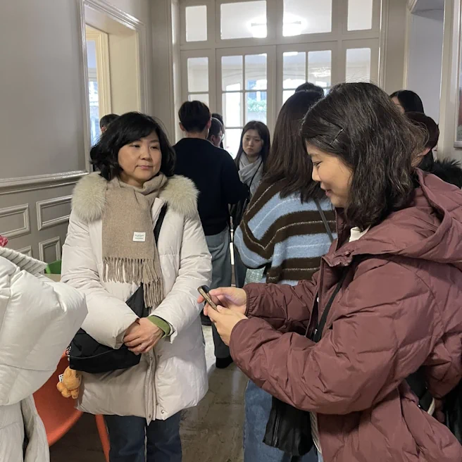 Représentants de la délégation de Séoul échangeant avec l’équipe d’Ipécom Paris.