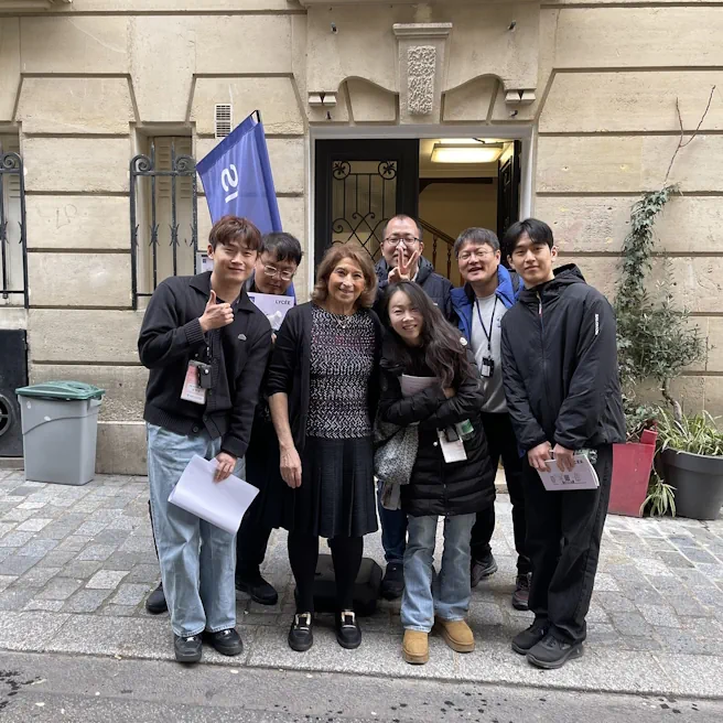 Annie Reithmann et des membres de la délégation de Séoul devant Ipécom Paris