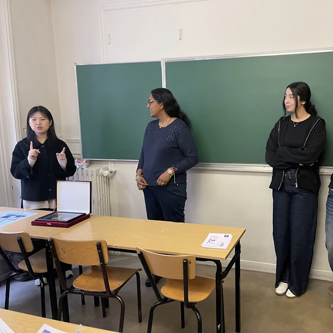 Présentation pédagogique devant la délégation du Bureau Métropolitain de l’Éducation de Séoul à Ipécom Paris.