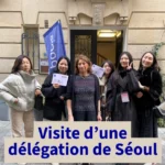 Annie Reithmann et des représentants de la délégation éducative de Séoul devant Ipécom Paris lors de la visite officielle.