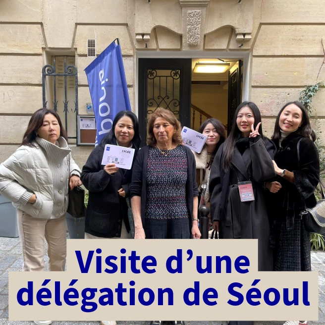 Annie Reithmann et des représentants de la délégation éducative de Séoul devant Ipécom Paris lors de la visite officielle.