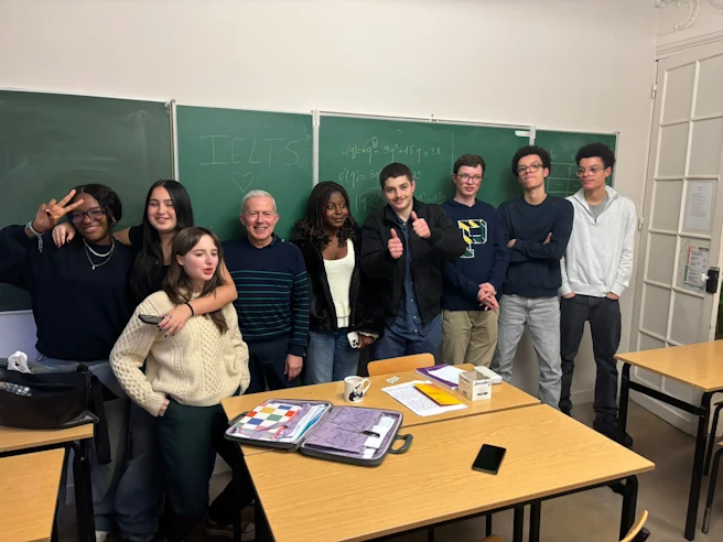Élèves et professeur en stage intensif IELTS à Paris en petit groupe chez Ipécom.