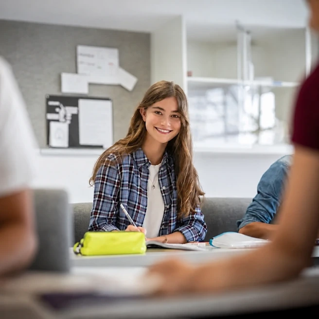 Élève de collège en cours de prérentrée à Ipécom Paris pour reprendre le rythme avant la rentrée.