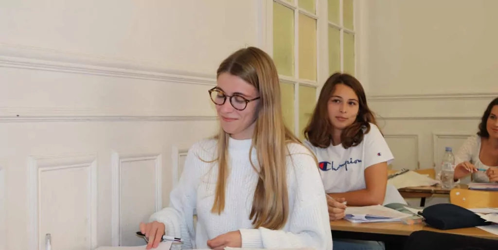 Étudiantes en classe pendant un stage de maths prépa HEC / ECG à Ipécom Paris.