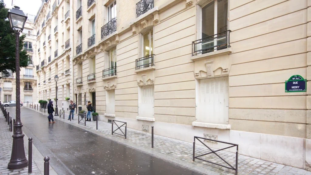 Façade réelle d’Ipécom Paris dans le 16e arrondissement, vue depuis la rue Mony