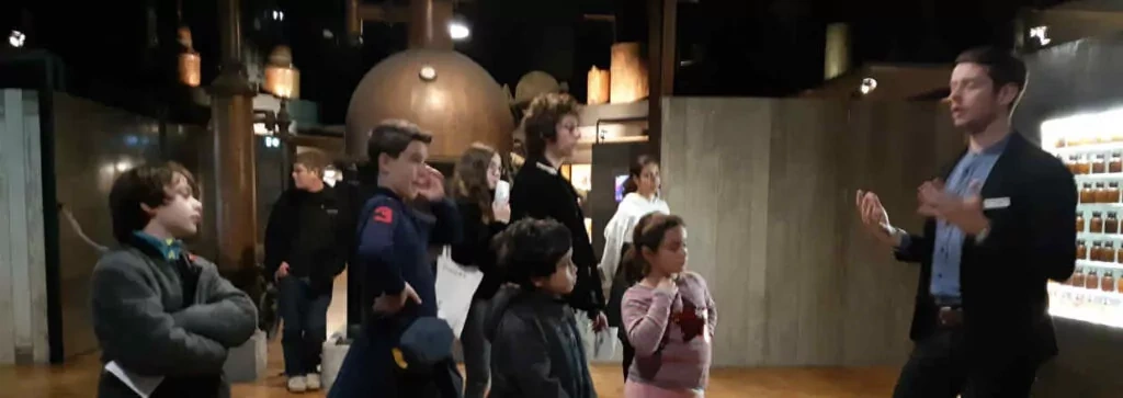 Groupe de collégiens d’Ipécom Paris lors d’une sortie culturelle au musée.